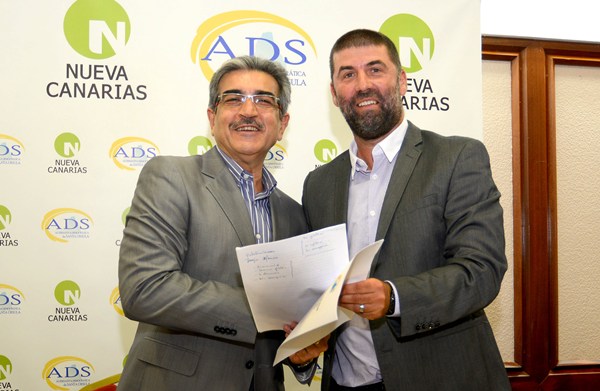 Román Rodríguez (NC) y Juan Jorge Afonso (ADS) firmaron ayer en Santa Cruz el acuerdo político. / SERGIO MÉNDEZ