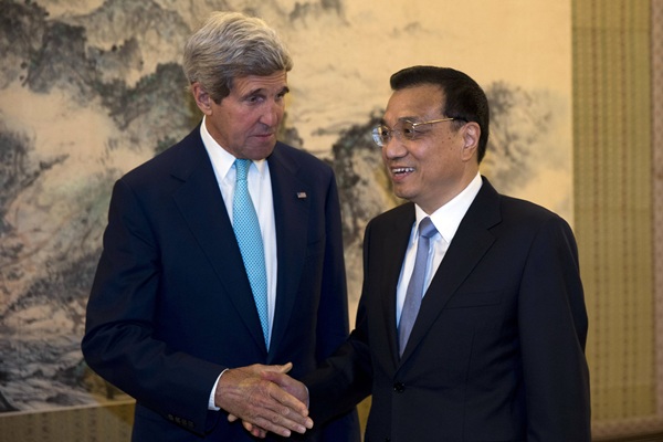 El primer ministro chino,  Li Keqiang, ayer con John Kerry. / REUTERS