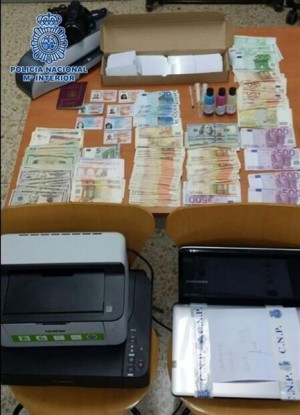 Dinero y material incautado por la Policía Nacional. | DA