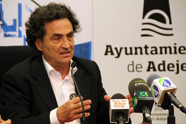 Fernando Martín Menis, durante la presentación de las jornadas. / DA
