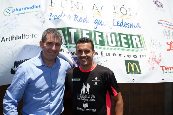 El alcalde Fernando Clavijo y el futbolista internacional acudieron a la clausura. / DA