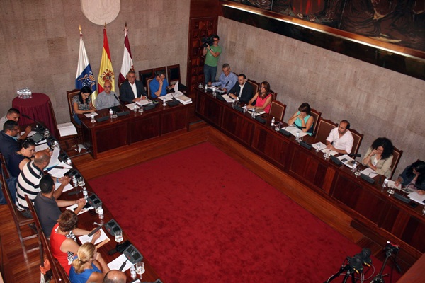 El Pleno aprobó las cuentas del 2013, con el único voto contrario de Coalición Canaria. / DA