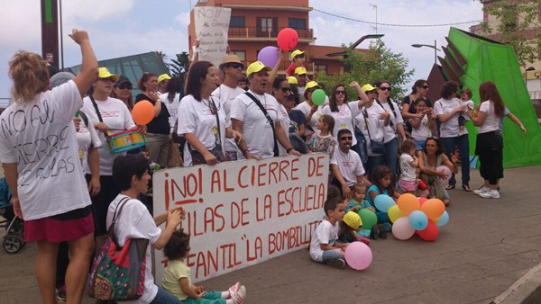 Los padres y educadores de La Bombillita Feliz realizaron una protesta a las puertas del Consistorio. | DA