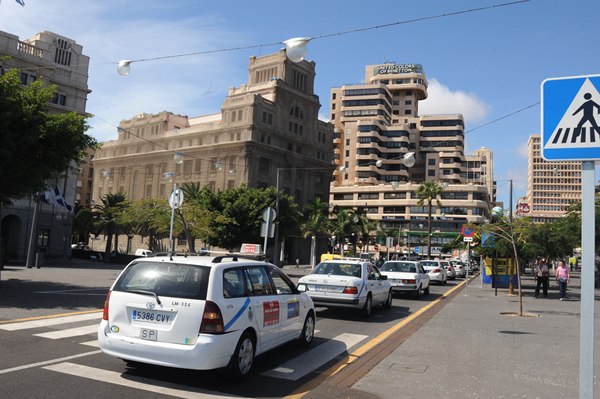 Taxis en el centro de Santa Cruz de Tenerife. | J. G.
