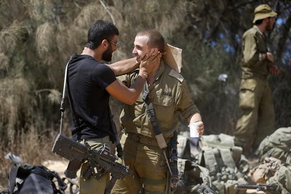 Dos soldados de Israel brindan y se felicitan tras volver de Gaza. | REUTERS