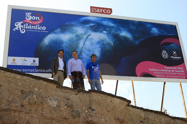 Cristóbal de la Rosa, Antonio Sosa y Sergio Hanquet debajo de una de las grandes vallas publicitarias. / DANIEL CETRULO