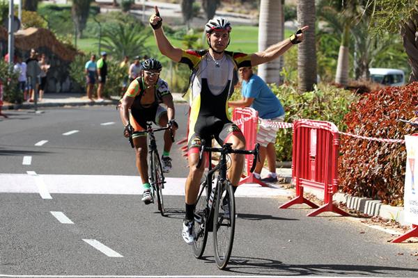 Juani Delgado entra vencedor en la meta de la prueba de ayer. | DA