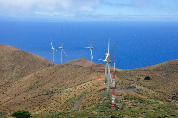 La electricidad obtenida con eólica y la fotovoltaica solo representan aún el 7,6% del total en Canarias. | DA