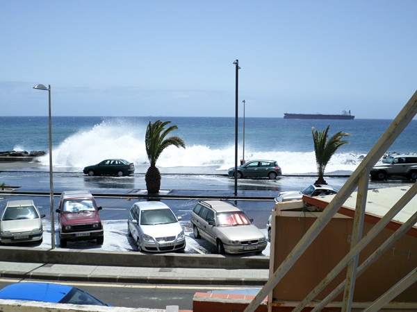El oleaje, sobre todo en las últimas semanas de agosto, suele golpear con fuerza al frente de San Andrés, algo que pretende evitar el dique. / DA