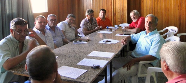 Los representantes del sector del taxi, durante su reunión con miembros de la Alianza de Vecinos. / DA