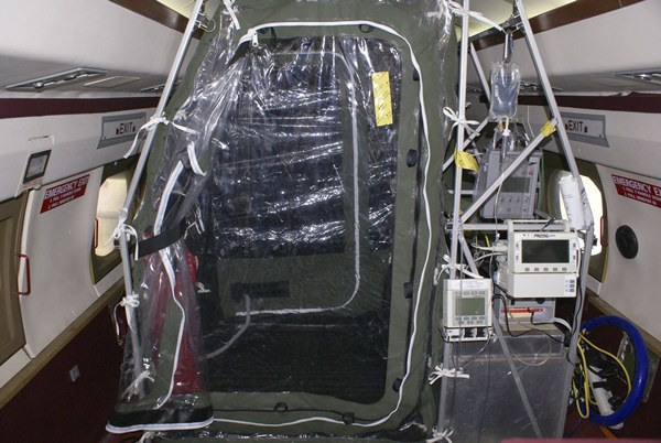 Los traslados se realizan en cámaras en aviones medicalizados. | REUTERS