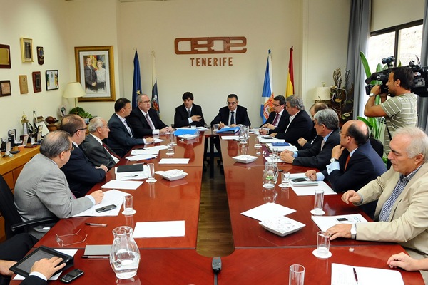 Una reunión de CEOE-Tenerife con el consejero de Economía, Javier González Ortiz. | DA