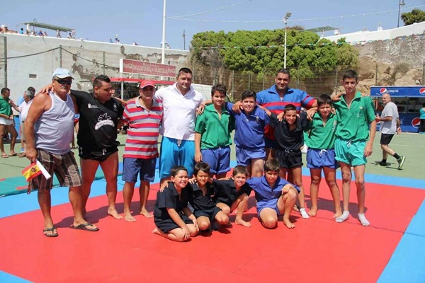 La escuela municipal Los Valientes de Arico con varios luchadores. | DA