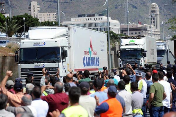 Imagen de una de las últimas movilizaciones del sector del Transporte en Tenerife, que llegó a bloquear varias de las principales vías de la Isla. / DA