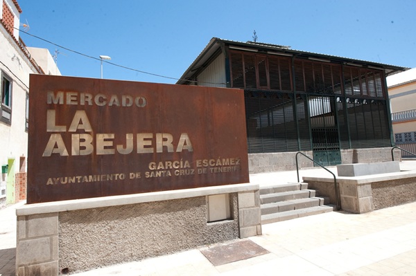 El Mercado de la Abejera está en el santacrucero barrio de García Escámez. / FRAN PALLERO