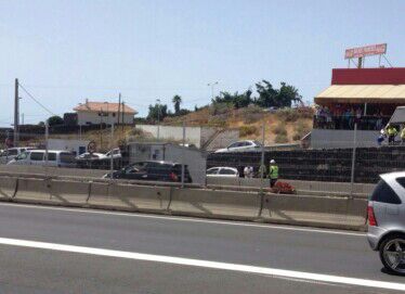 Imagen del accidente a la altura de la gasolinera Disa en Adeje./ LOS JARDINEROS