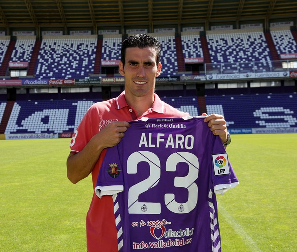 Alejandro Alfaro, el día de su presentación como jugador albivioleta. / CÉSAR MINGUELA