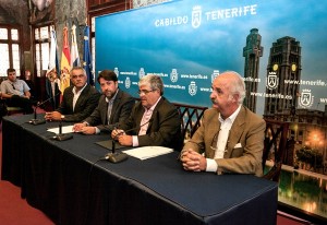Carlos Alonso y Pedro Cuesta suscribieron el documento ambiental en la jornada de ayer. / DA