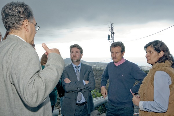 Carlos Alonso y Jesús Morales prometieron ayudas en su visita a la zona dañada en diciembre de 2013. / DA