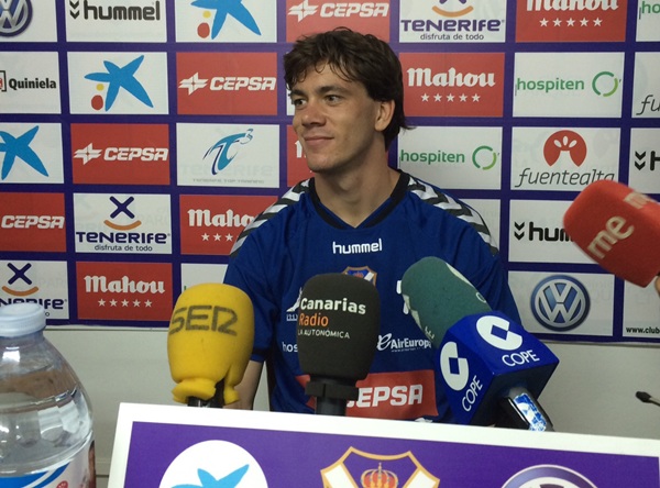 El jugador vasco, atiende a la prensa en El Mundialito. / DA