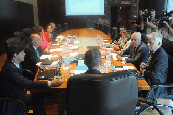 Paulino Rivero preside una reunión del Consejo de Gobierno de Canarias. / DA