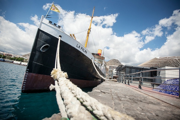 Imagen del histórico barco de vapor, atracado en el puerto de Santa Cruz de Tenerife. / ANDRÉS GUTIÉRREZ 