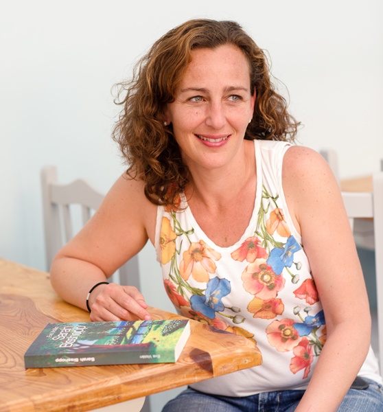 Eva Violán publica su primera novela ambientada en Tenerife. / PATRI CÁMPORA (LA CASA DE LA PLAYA) (AMBIENTE:  Pizzería la ecológica)