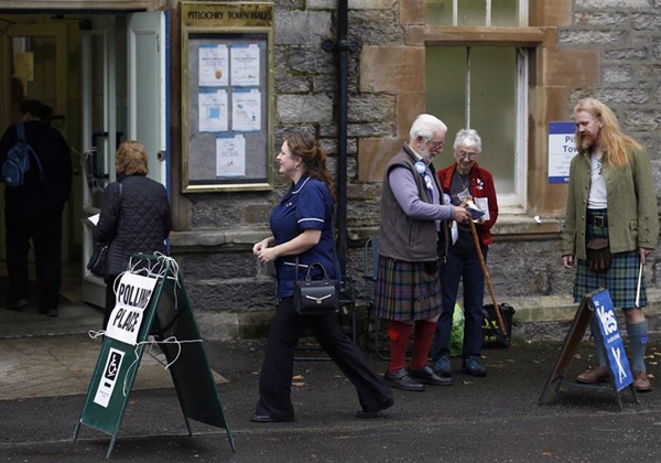 Votantes escoceses, ayer en un centro electoral; hoy, a primeras horas de la mañana, se sabrá el resultado del referéndum. / EP