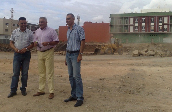 Rodríguez, González y García visitan una de las obras del Plan de Rehabilitación Urbana. / DA