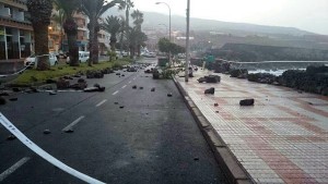 Imagen de los daños causados por el reciente temporal marino el litoral de Playa San Juan. / DA