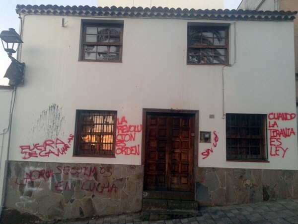La fachada apareció el 28 de septiembre con mensajes alusivos al caso de sus vecinos, en Tacoronte. / DA