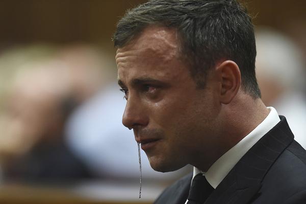 El atleta Oscar Pistorius durante el juicio en el que se le acusa de matar a su novia. / REUTERS