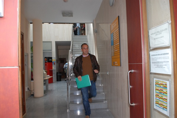 El edil del PP, a su salida del juzgado portuense en abril de 2013. / M.P.P.