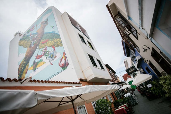 Seis de las ocho obras gestadas en Periplo, que conforman el museo de arte urbano en la calle, en La Ranilla, enmarcado en Puerto Street Art. / ANDRÉS GUTIÉRREZ