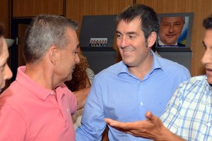 Paulino Rivero conversa con Fernando Clavijo antes de la reunión del Consejo Político Insular de CC-Tenerife. / SERGIO MÉNDEZ