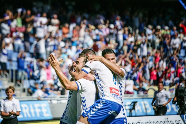 Varios jugadores del CD Tenerife celebran el primer gol. / ANDRÉS GUTIÉRREZ