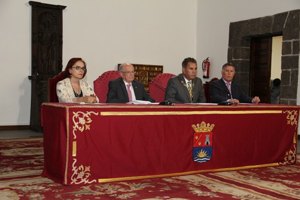 Doménech y Fraga (en el centro), durante la inauguración del curso académico. / DA