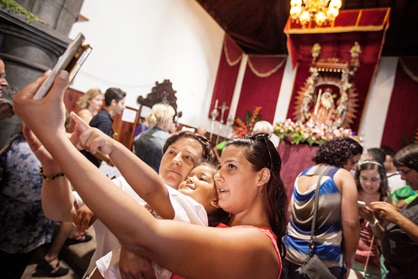 Tampoco faltó el selfie con la Virgen de fondo. / ANDRÉS GUTIÉRREZ