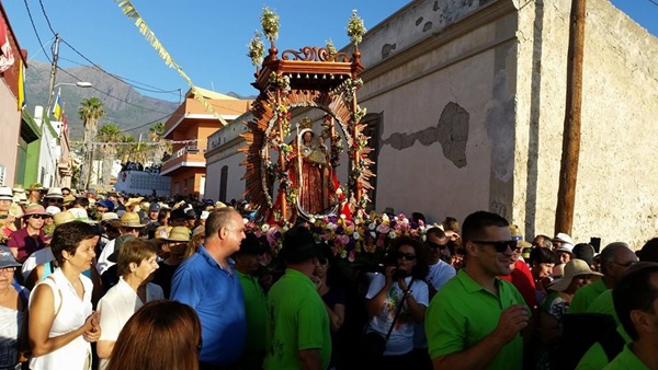 Miles de vecinos acompañaron a la Virgen hasta el caserío de El Socorro. / CARMEN LUISA CASTRO DORTA 