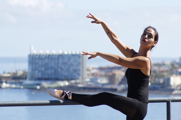 La bailarina posa en Punta del Hidalgo, donde ha emprendido un nuevo modelo de formación / Gustavo Schiaffarino
