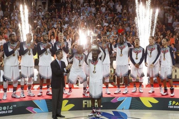 La selección de Estados Unidos levanta la copa del Mundial de Baloncesto. / ÁNGEL RIVAS