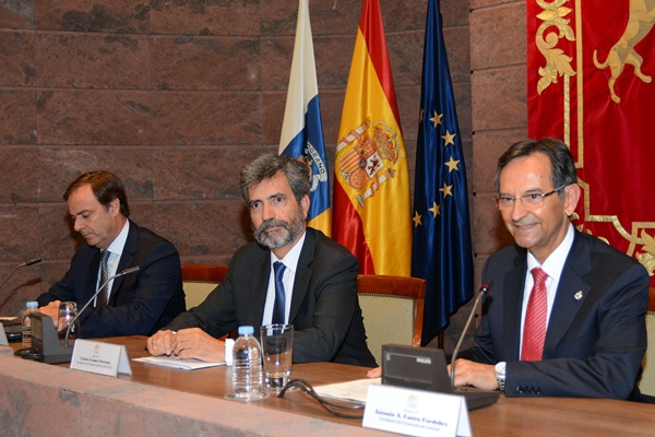 José Ramón Navarro, Carlos Lesmes y Antonio Castro, ayer en el Parlamento. / SERGIO MÉNDEZ