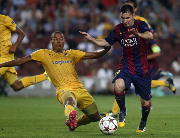 El jugador argentino Leo Messi trata de internarse en el área del Apoel de Nicosia. / francesc adelantado
