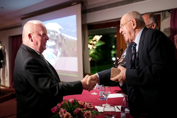 El presidente de Loro Parque, Wolfgang Kiessling, recibe el premio     especial de manos de Elías Bacallado./ A.G.