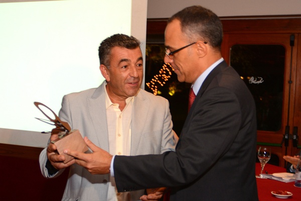 Agustín González da el premio a Manuel Páez (El Crusantero). / S.M.