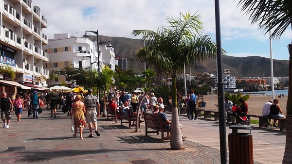 Imagen de turistas paseando por el centro de Los Cristianos, en el sur de Tenerife. / DA