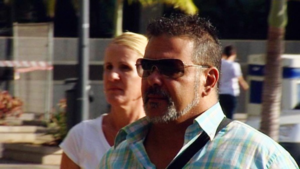 El diseñador Willy Jorge, a su llegada ayer al Palacio de Justicia de Santa Cruz de Tenerife. / TELEVISIÓN CANARIA