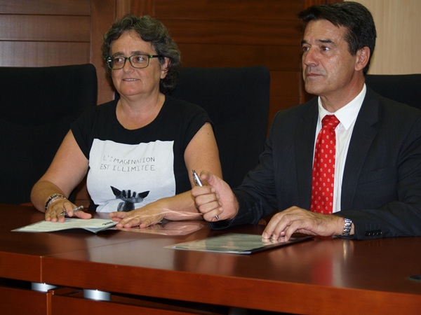 Ermitas Moreira firmó, por parte del Ayuntamiento, el convenio con Activa Canarias. / DA