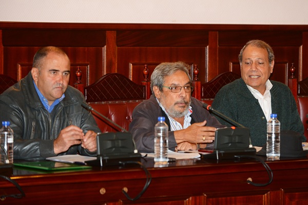 Escolástico Gil, a la izquierda, defendió la moción sobre la partida para la red de saneamiento y agua. / SERGIO MÉNDEZ