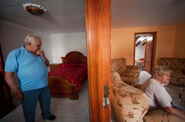 Antonio y Berta enseñan su nueva casa. | F. P.